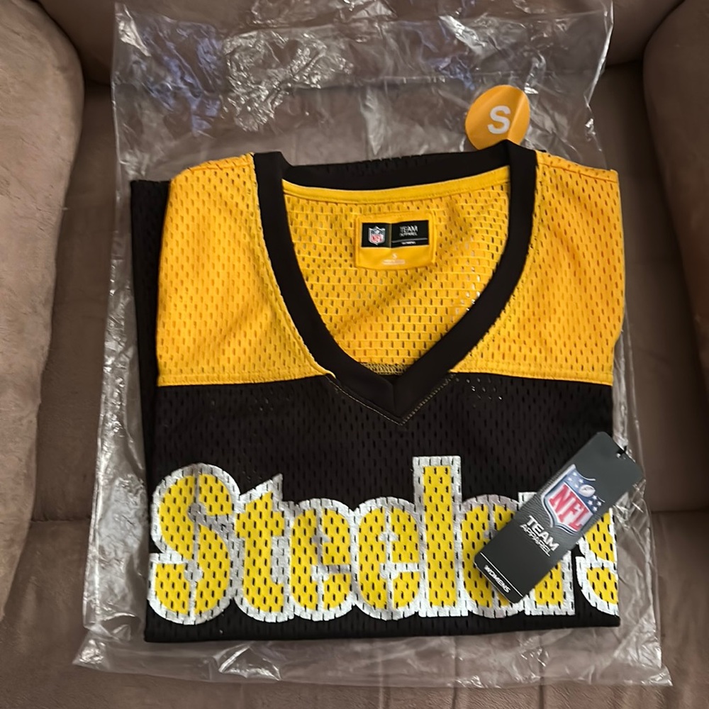 NWT Women’s Pittsburgh Steelers mesh top